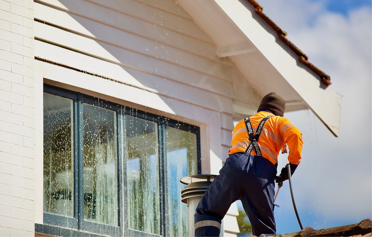 Low pressure soft wash on windows